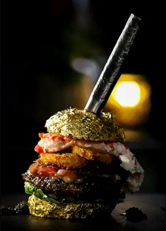Imagine cu cel mai scump burger din lume