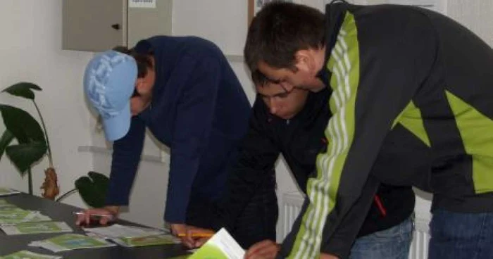 Nemţenii care nu au un loc de muncă pot alege să plece în Spania, la cules de căpşune