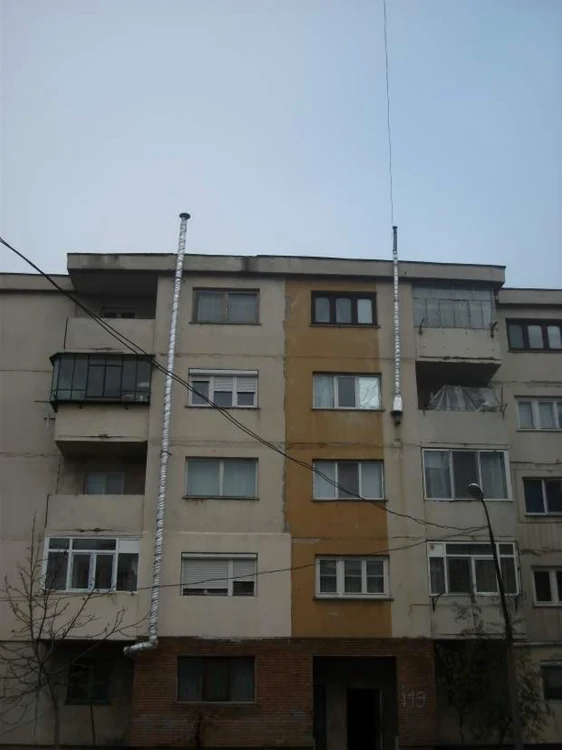 Oamenii din Calafat nu au de trei ani apă caldă şi căldură în apartamente