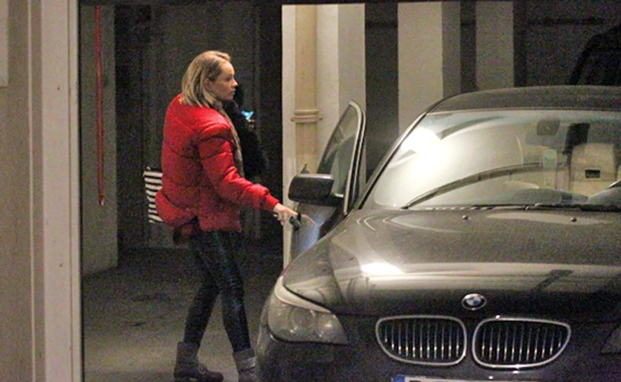 Maria Constantin l-a aşteptat pe Dacian Varga în garajul casei lui, din zona Dorobanţi, pentru a-l ajuta cu bagajele foto: Mihai Ionescu