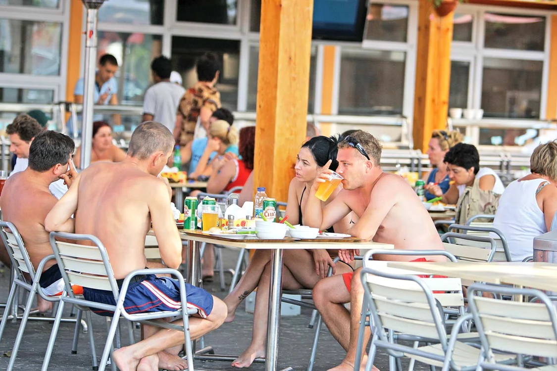 
    Turiştii români nu sunt întotdeauna atenţi la ceea ce mănâncă la mare Foto: Arhivă Click!  