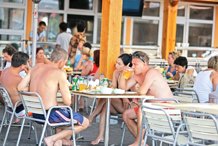 
    Turiştii români nu sunt întotdeauna atenţi la ceea ce mănâncă la mare Foto: Arhivă Click!  