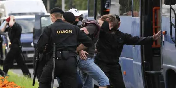 Protestatari retinuti la Minsk FOTO EPA-EFE