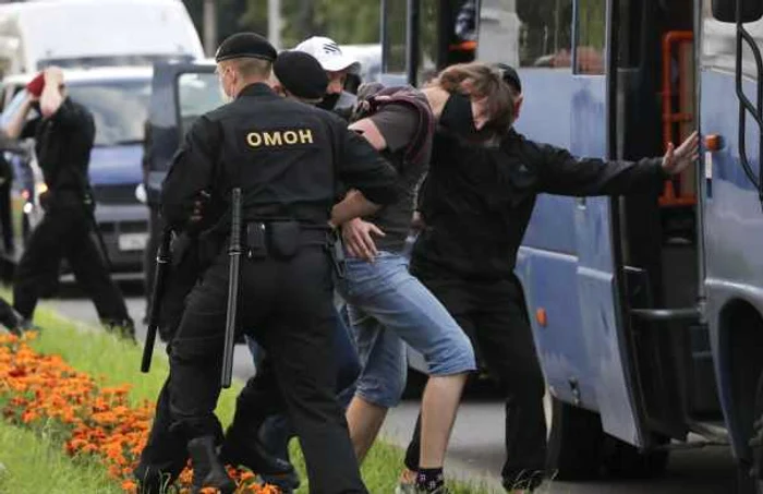 Protestatari retinuti la Minsk FOTO EPA-EFE