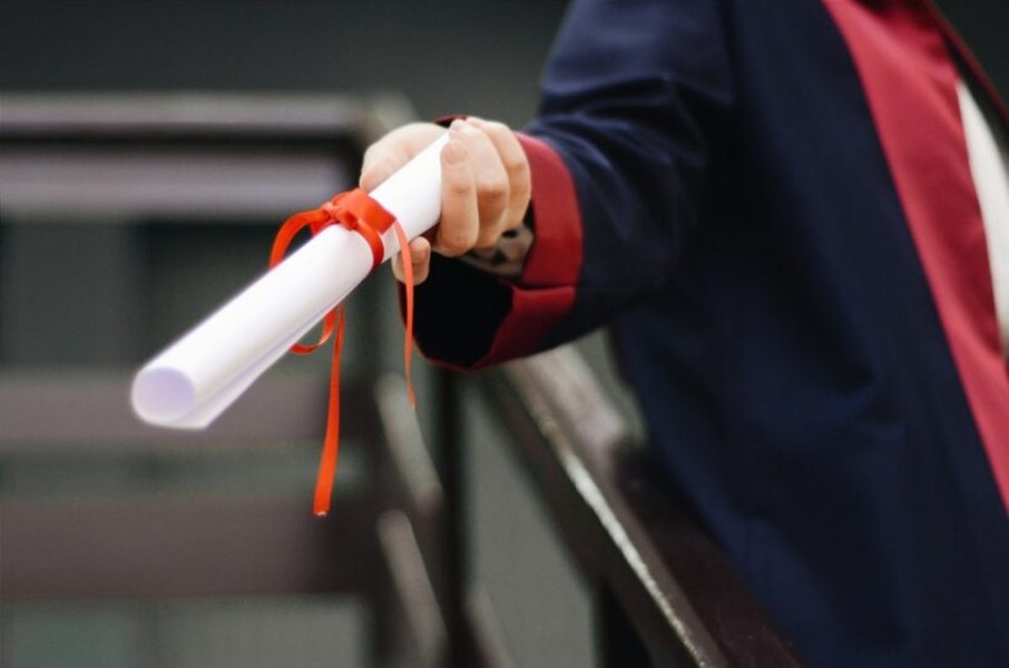Regretele unei tinere care nu găsește serviciu de 4 ani: „Dacă aș fi știut asta, nu aș fi petrecut atât de mulți ani în facultate”