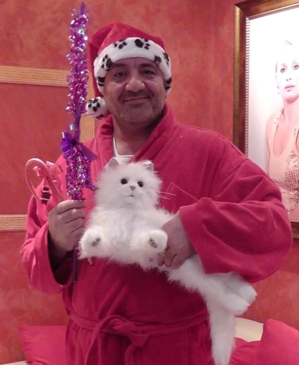 Nelson Mondialu este mândru de banii pe care-i întoarce cu lopata. (Foto: arhiva personală)