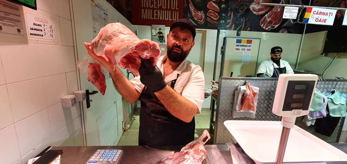 Vânzătorii se laudă cu carcase întregi. Foto: Adrian Popescu