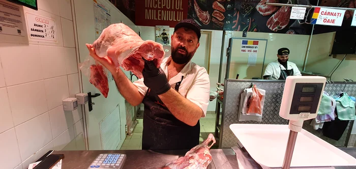 Vânzătorii se laudă cu carcase întregi. Foto: Adrian Popescu