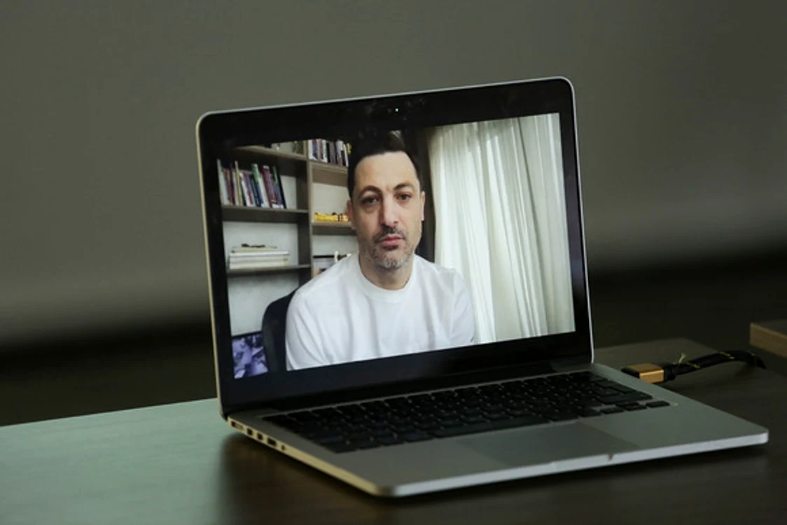 
    Mirel Rădoi comunică cu staff-ul tehnic și jucătorii naționalei prin ZoomFoto: frf.ro  