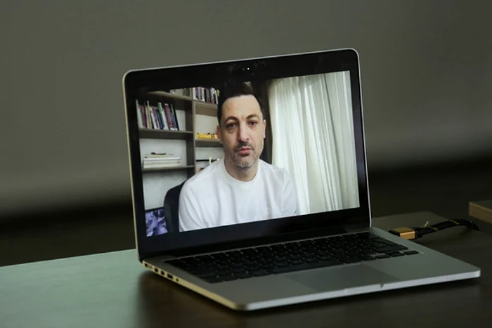 
    Mirel Rădoi comunică cu staff-ul tehnic și jucătorii naționalei prin ZoomFoto: frf.ro  