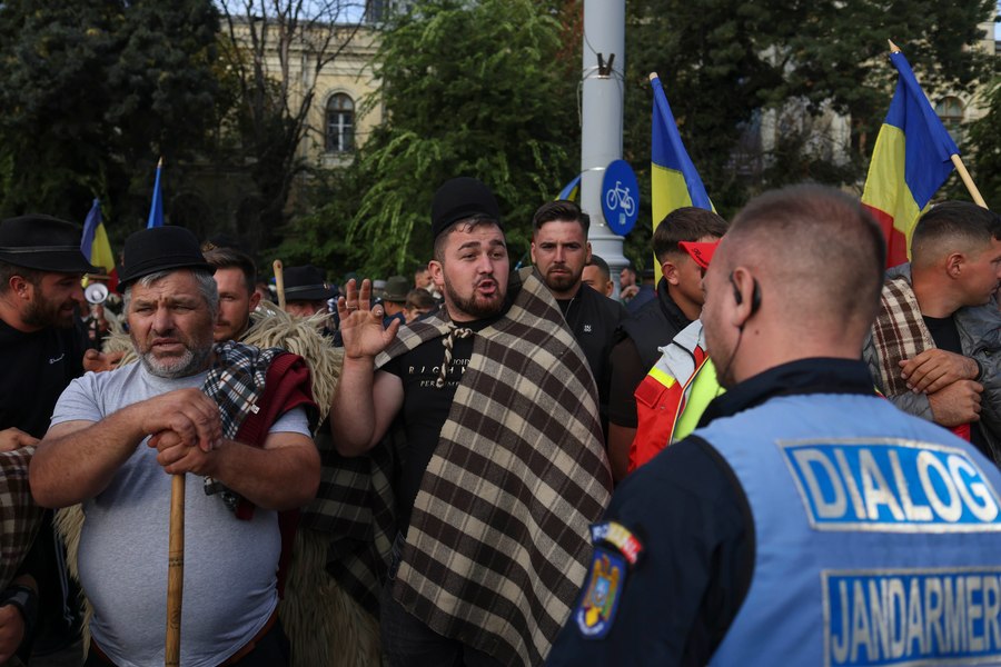 Îmbrânceli și gaze lacrimogene la protestul fermierilor din Piața Victoriei. George Simion: „Nu trebuie să cădem în capcana provocatorilor”