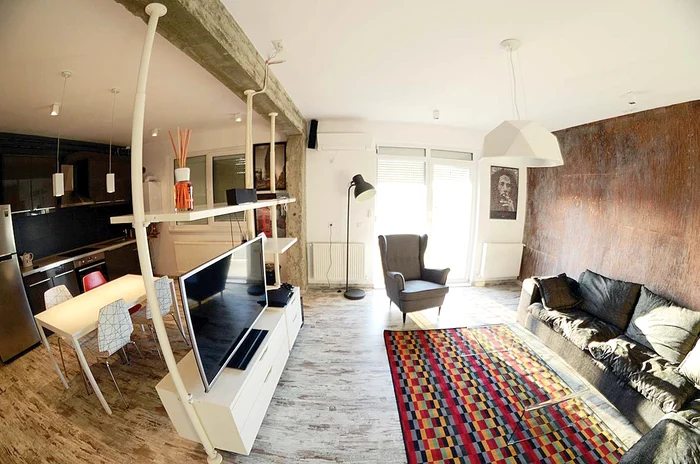 Livingul este primitor şi amenajat în culori calde