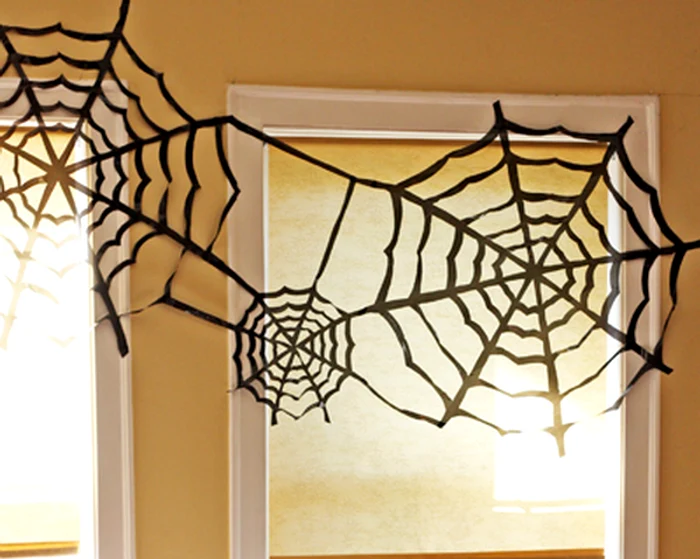 Halloween: Poţi face pânze de păiajen din pungi de gunoiFoto: huffingtonpost.com