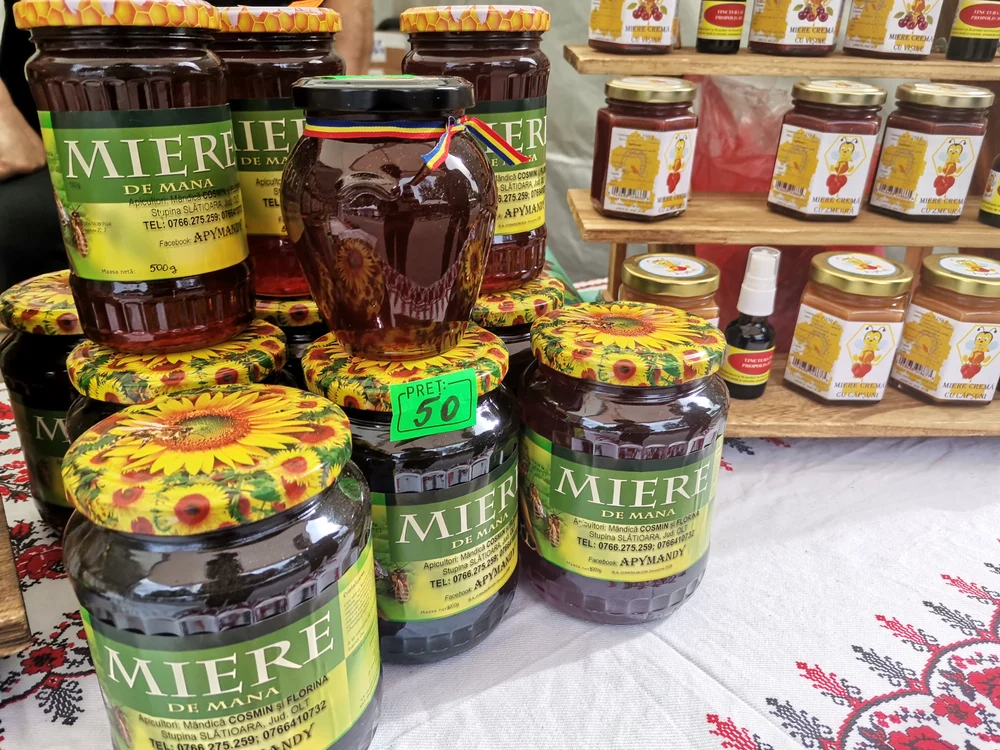 borcane_cu_miere_asezate_pe_raft_pentru_comercializare_foto_alina_mitran