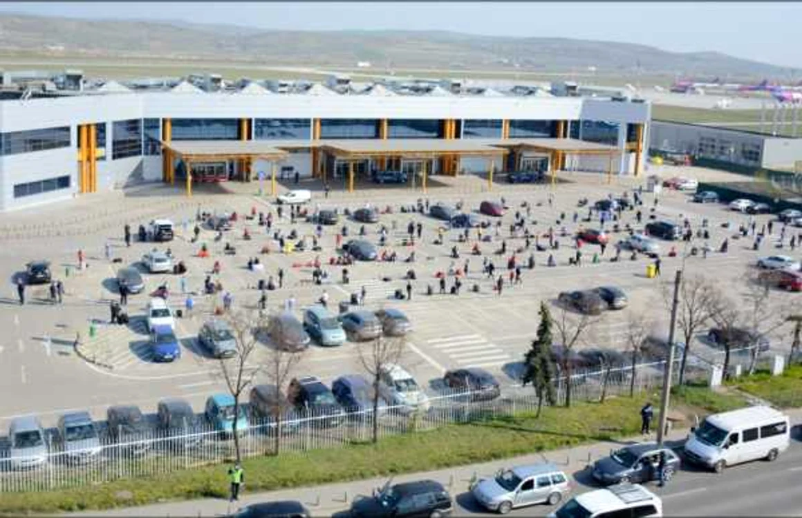 Muncitori veniţi din toate colţurile ţării îşi aşteaptă acum rândul păstrând distanţa