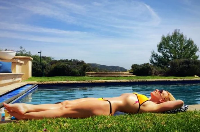 Britney Spears a pozat relaxată pe marginea piscinei