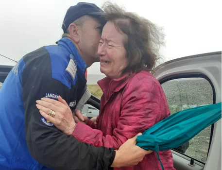 Turist de 81 de ani din Bucureşti salvat dintr-o râpă de lângă Transalpina - Vâlcea de salvamontişti şi jandarmii montani Foto Adevărul - credit IJJ Vâlcea 1