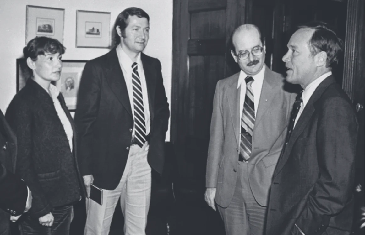 De la stânga la dreapta: coregraful Geza Poszar, Martha şi Bela Karolyi, un traducător şi congressmanul Bill Archer FOTO: Getty Images