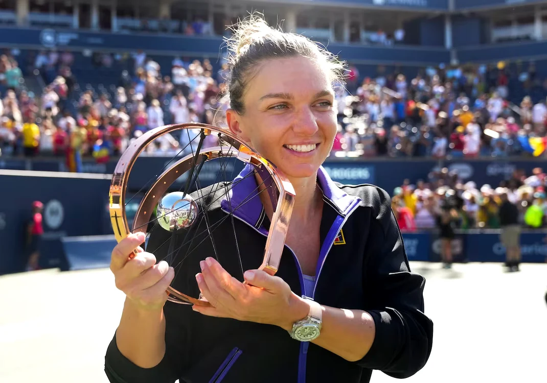 Halep, ținând în mâna trofeul câștigat la Canadian Open 2022