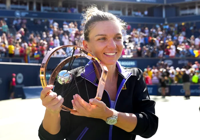 Halep, ținând în mâna trofeul câștigat la Canadian Open 2022