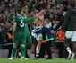 Cristiano Ronaldo i-a daruit tricoul său unei fetiţe. Foto Profimedia