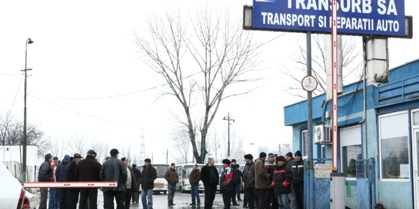 Angajaţii Transurb au blocat ieşirea din autobază
