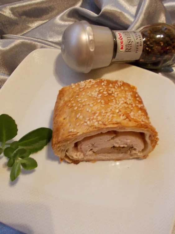 
    Piept de pui cu ciuperci învelit în foietaj  