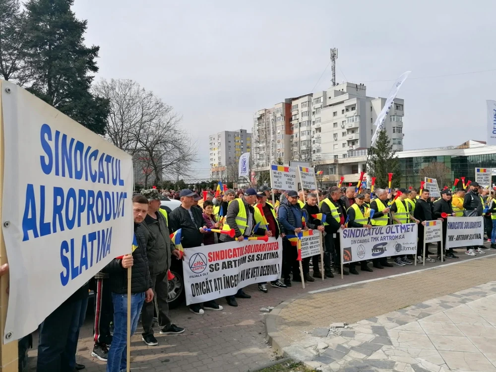 Sute de salariaţi ai TMK din Slatina au protestat la începutul lunii aprilie FOTO: A.M.
