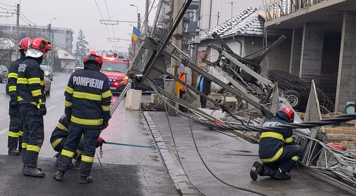 Macaraua s-a prăbușit peste mai multe fire de curent FOTO ISU Cluj