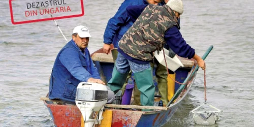 Specialiştii de la Apele Române Mehedinţi recoltează, din trei în trei ore, probe de apă din Dunăre  