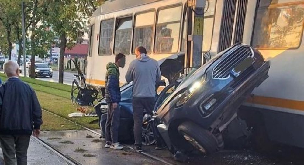 Un tramvai a lovit cinci mașini, în Capitală. O persoană a fost rănită. Vatmanul a fugit de la locul accidentului