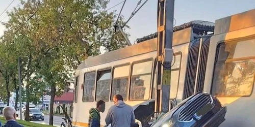 accident masina tramvai Bucuresti, foto facebook jpg