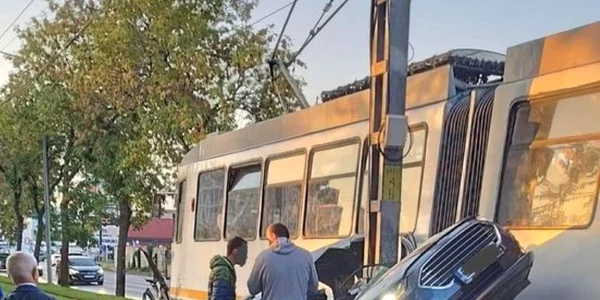 accident masina tramvai Bucuresti, foto facebook jpg