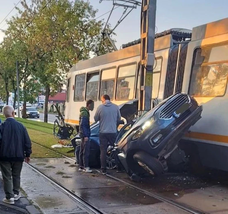 Șoferul nu a mai putut fi salvat FOTO Facebook