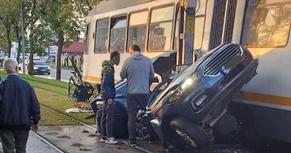 Un tramvai lovește cinci mașini în București, o persoană rănită, vatmanul fugit