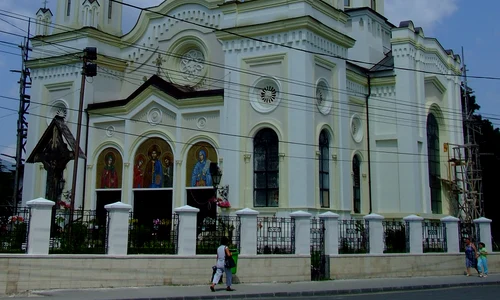 Între noroc şi miracol   Biserica Sf  Vineri jpeg