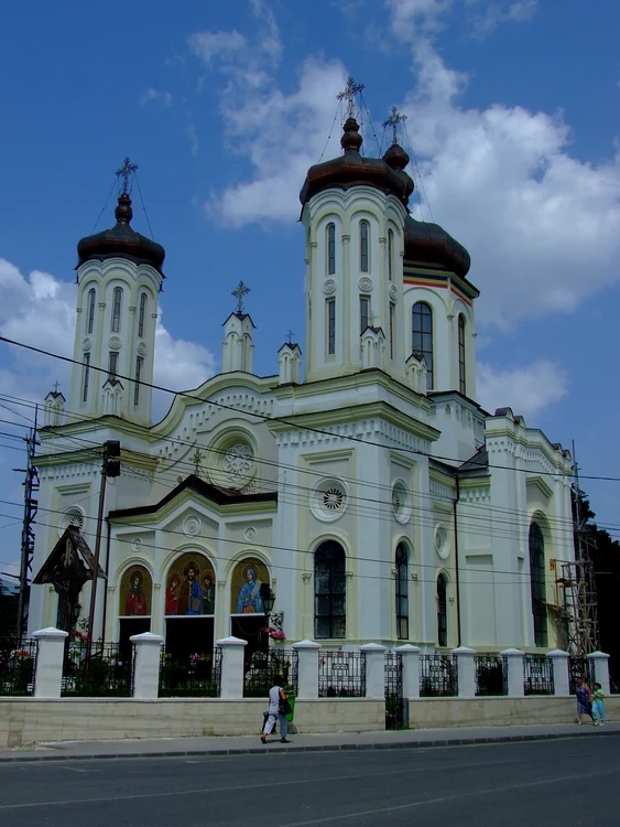 Între noroc şi miracol   Biserica Sf  Vineri jpeg
