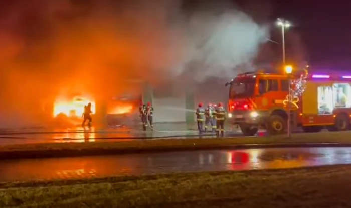 Cinci autospeciale de stingere au intervenit la fața locului FOTO Captură video