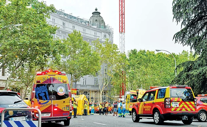 
    Pompierii au scos o persoană de sub dărâmăturiFoto: AFP/ Getty images  