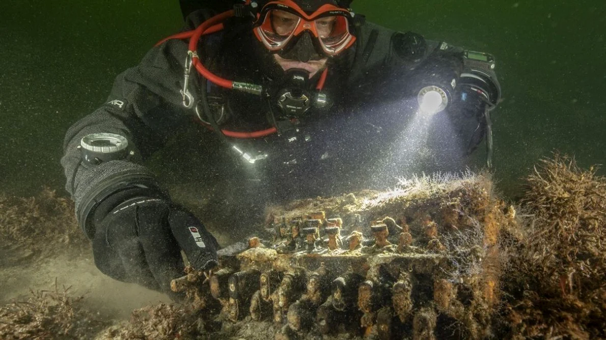 O mașină de criptat Enigma, descoperită în Marea Baltică, va fi restaurată de un muzeu german | FOTO jpeg