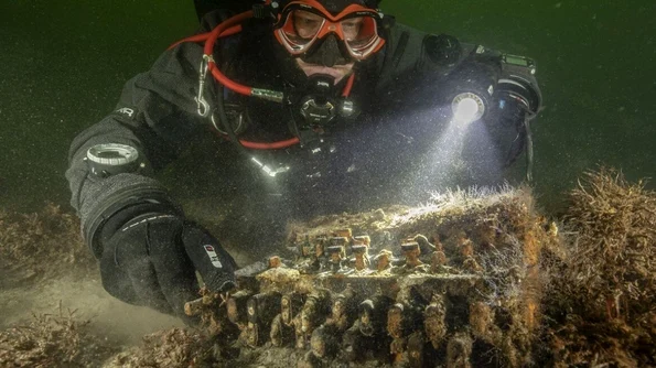 O mașină de criptat Enigma, descoperită în Marea Baltică, va fi restaurată de un muzeu german | FOTO jpeg