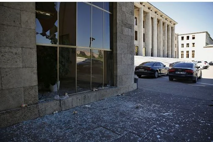 Așa arăta sediul Parlamentului de la Ankara după bombardamentele de vineri noapteFoto: Getty Images