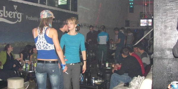 Petrecerile în club sunt preferatele tinerilor