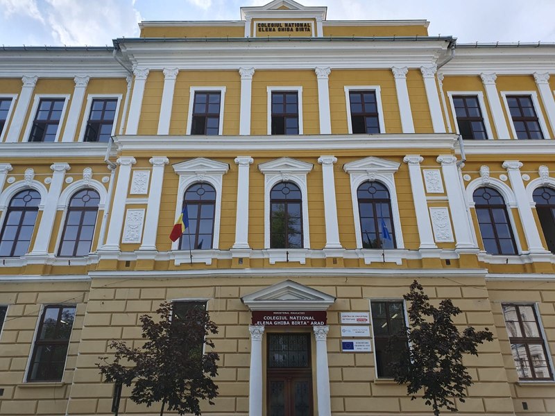 Profesoară rănită grav de o bucată de tencuială căzută la o școală recent reabilitată din Arad