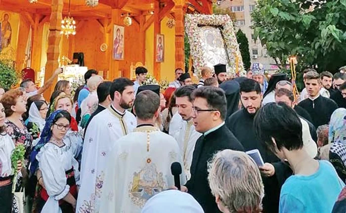 
    Zeci de persoane au stat la coadă  pentru a se închina la icoana Maicii Domnului Prodromiţa  