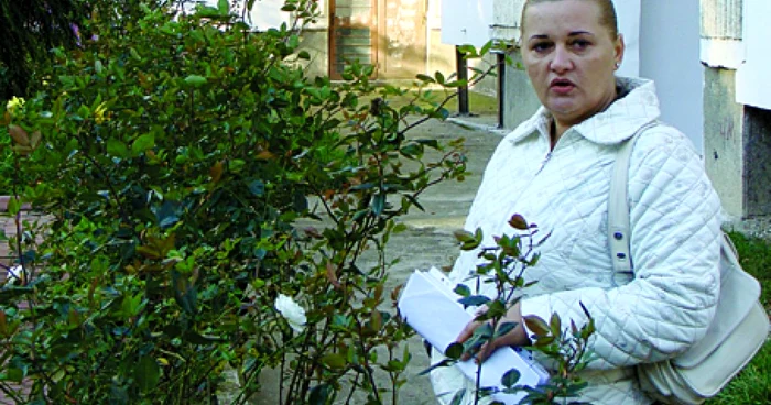Silvia Bochiş nu vrea să renunţe la spaţiul verde amenajat în spatele blocului.