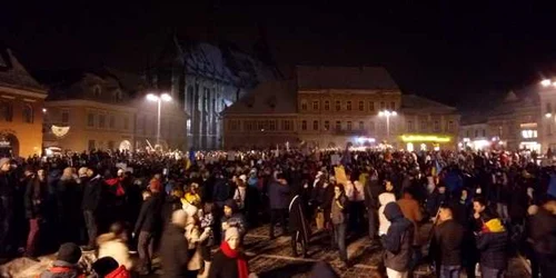 Protestatarii au ajuns în Piaţa Sfatului