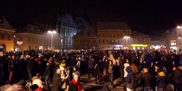 Protestatarii au ajuns în Piaţa Sfatului