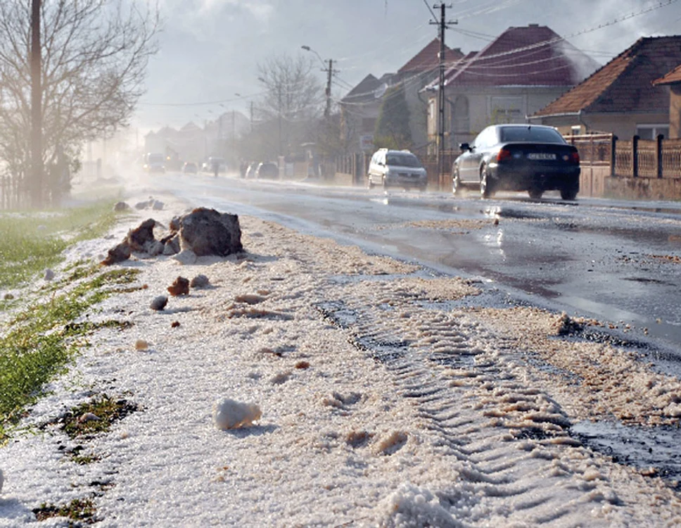 
    În comuna clujeană Negreni  grindina s-a aşternut pe străzi (fotografii: rtv.net)  