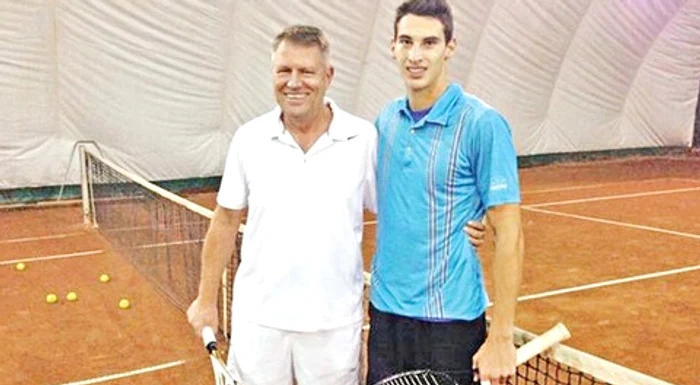 Klaus Iohannis, pe când bătea mingea cu jucătorul de tenis Vlad Cornea